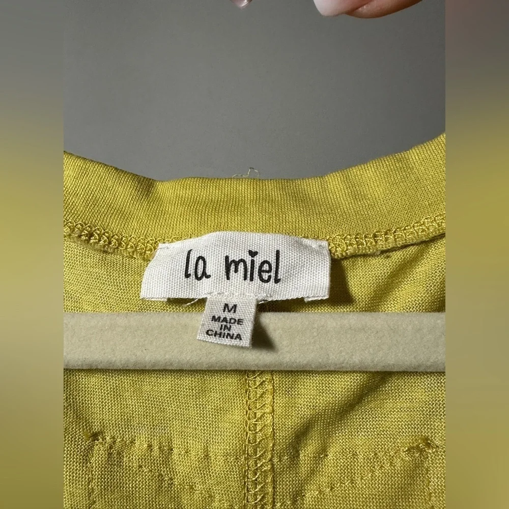La Miel V-Neck Raw Hem Cuffed Sleeves Top Casual Streetwear Summer size Medium